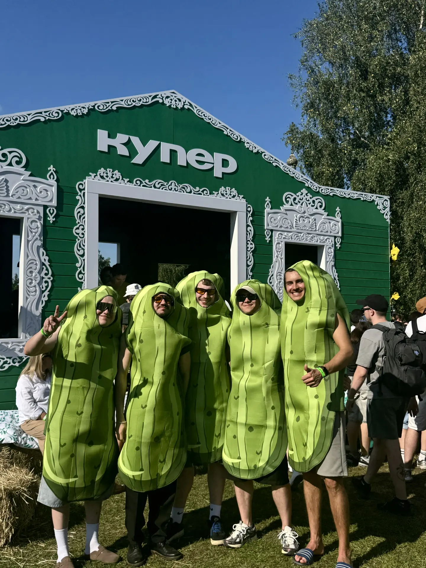 Нууу как весело сегодня в Суздале! А сколько людей приехало отметить День огурца 😍

Водим огуречный