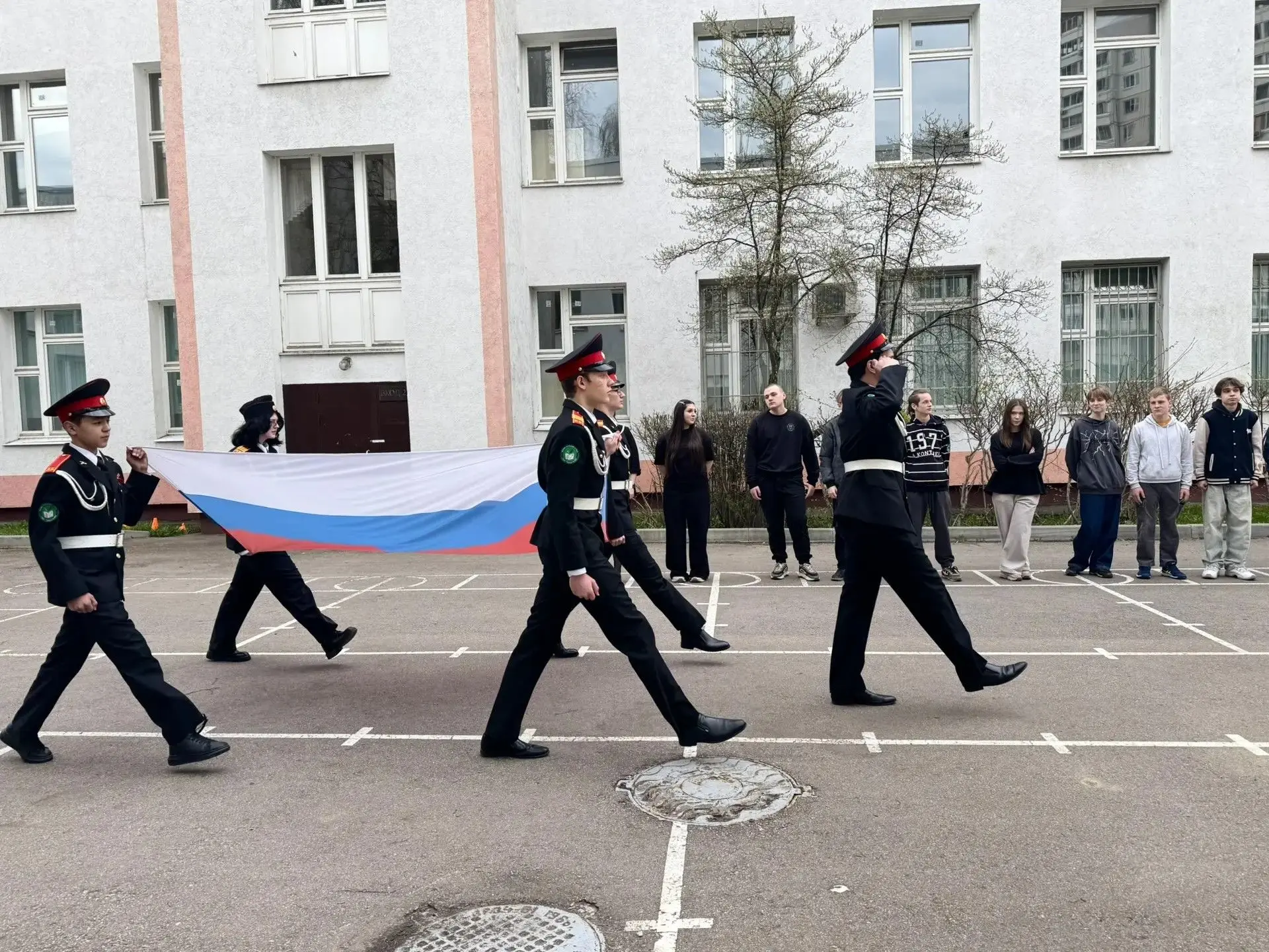 🇷🇺Понедельник в нашей школе начался с традиционной церемонии поднятия Государственного флага Российс