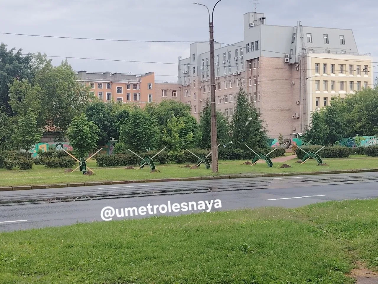 "Вдоль Гренадерской улицы в районе нового сквера, производят монтаж клумб", - пишет Дмитрий.

Хорошо