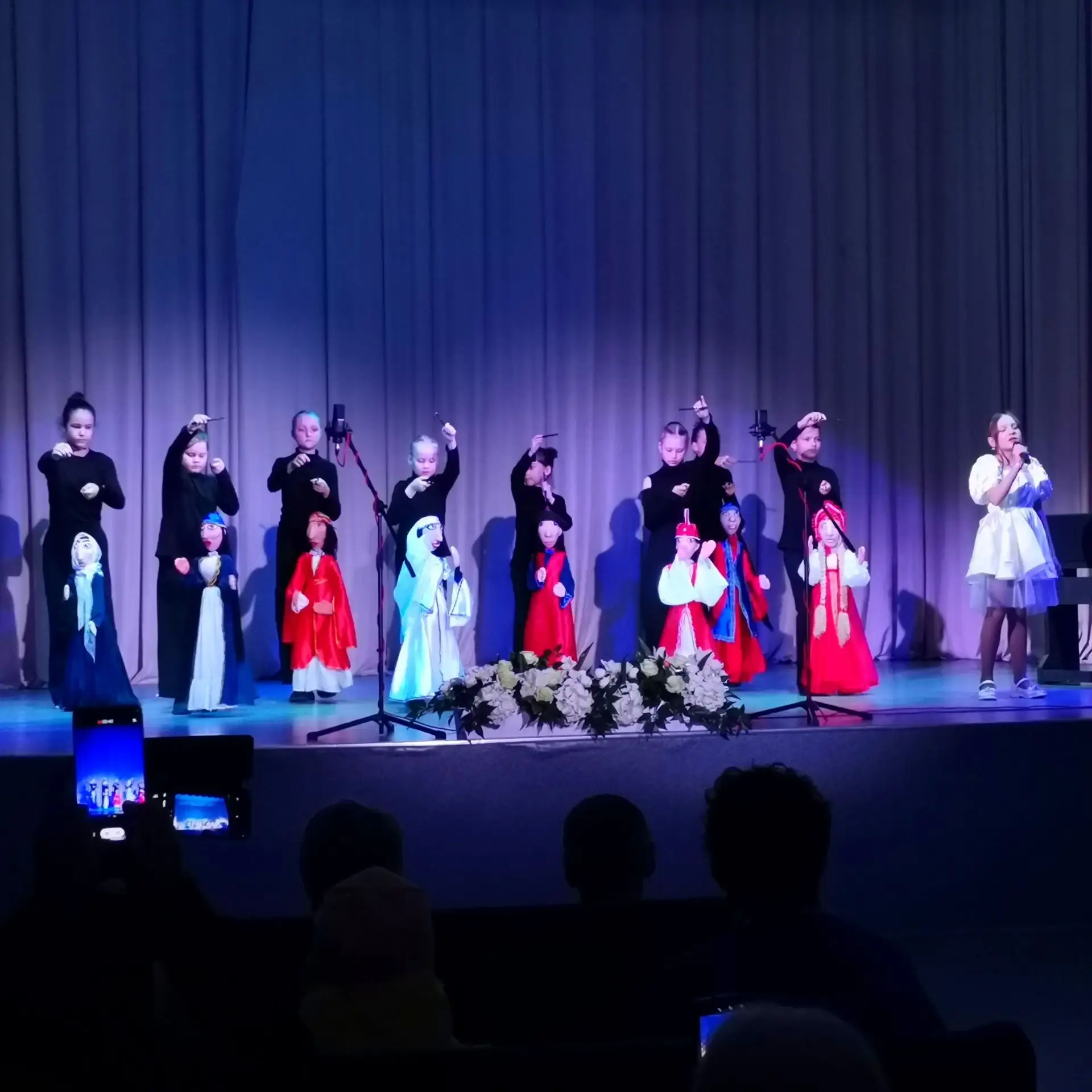 🇷🇺В ДК «Маяк» прошёл концерт «Хорошие соседи»: песни объединили зрителей в День России 

🎼12 июня