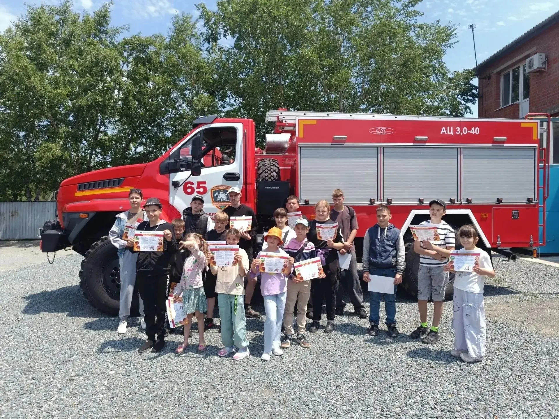 Ученики коррекционной школы побывали в гостях у пожарных

👨‍🚒Сотрудники 65 пожарной части 18 отряд