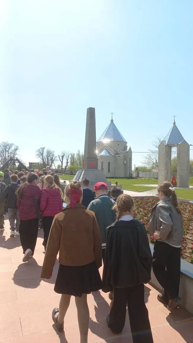 Ученики 3 - А и 3 - В классов посетили особое, глубоко трогающее место — мемориал в совхозе «Красный