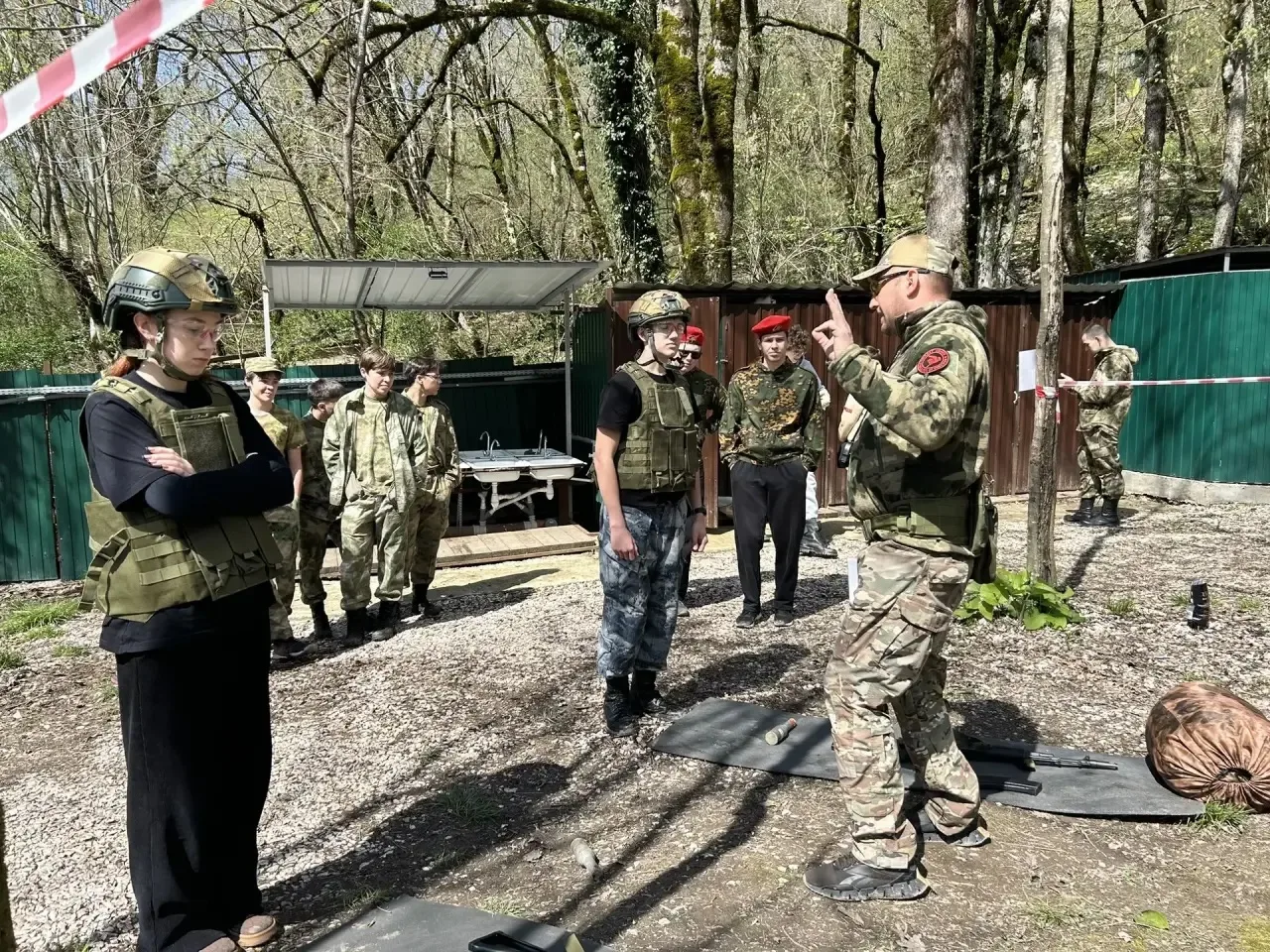 Сегодня команда учащихся 9 «Г», 11 «А» и 11 «Б» классов приняла участие в муниципальном этапе военно