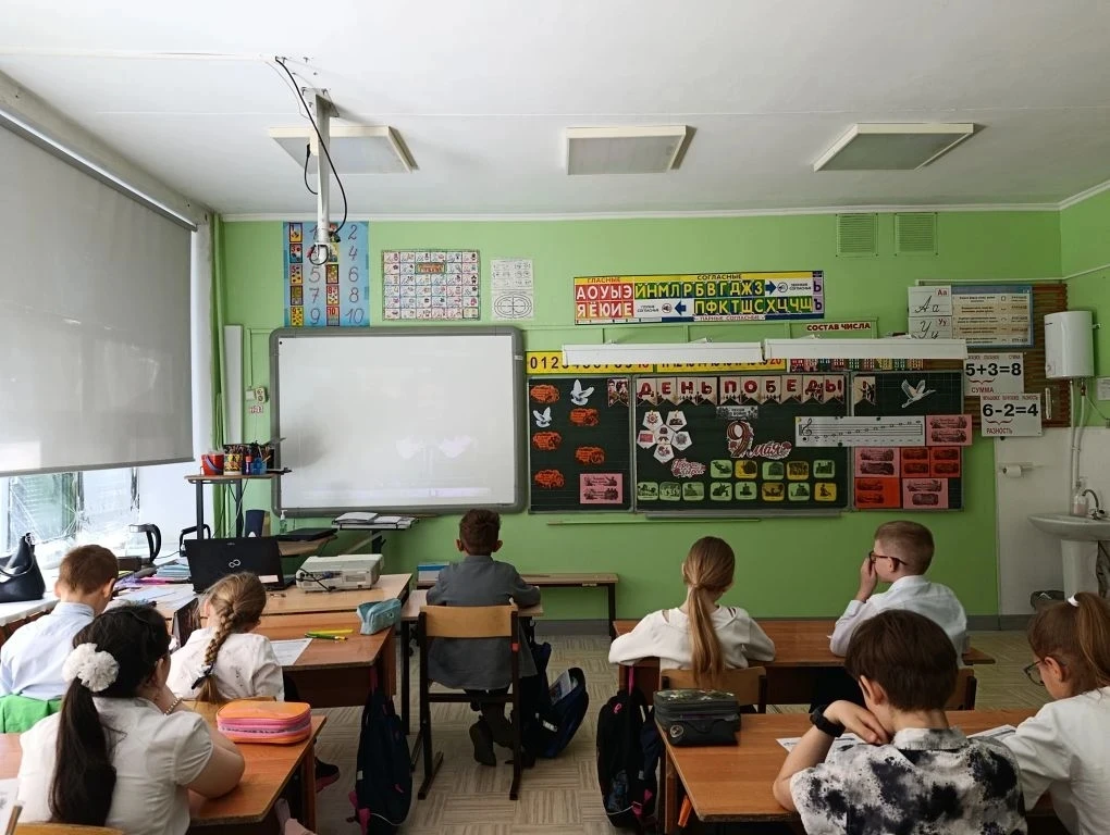 Сегодня наша школа традиционно начала учебную неделю с линейки и исполнения Государственного гимна Р