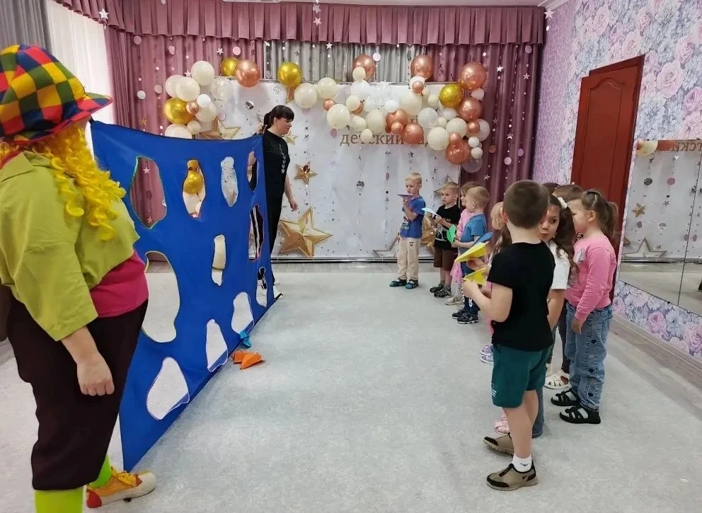 День детей в детском саду: эстафеты с Карлсоном 🧒🤸‍♂️, море улыбок 😊😄 и воздушных ш...