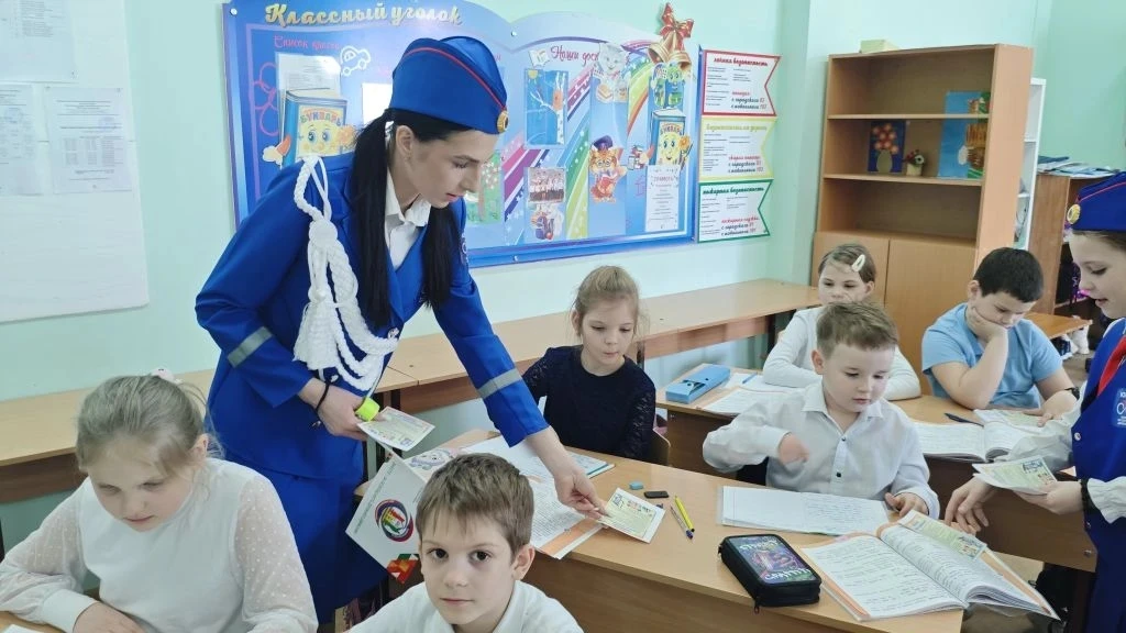 🚦 «Весна. Дети. Безопасность»: ЮИД «Зелёный свет» провёл уроки для младших школьников  В нашей школе