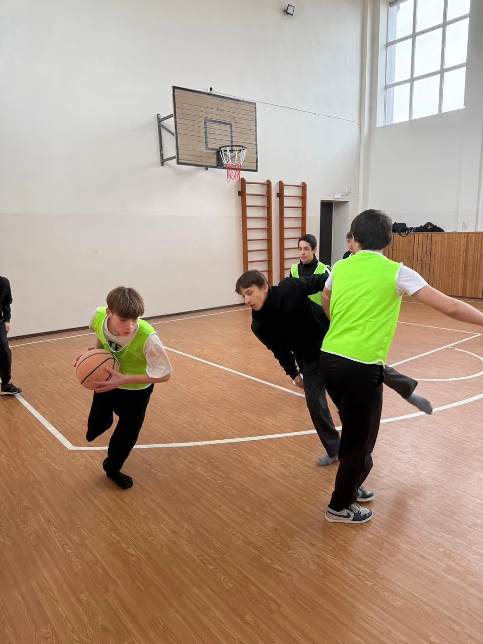 В нашей школе прошёл школьный этап соревнований по баскетболу. Это яркое и захватывающее событие соб