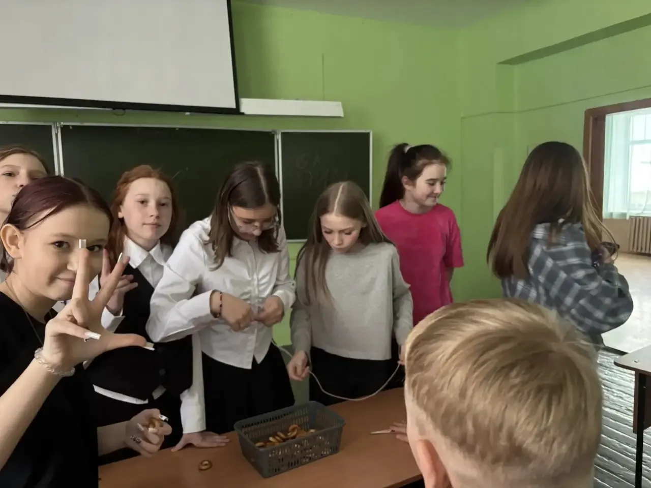 К 23 февраля традиционно проводят спортивные соревнования для мальчиков,  сильная половина параллели