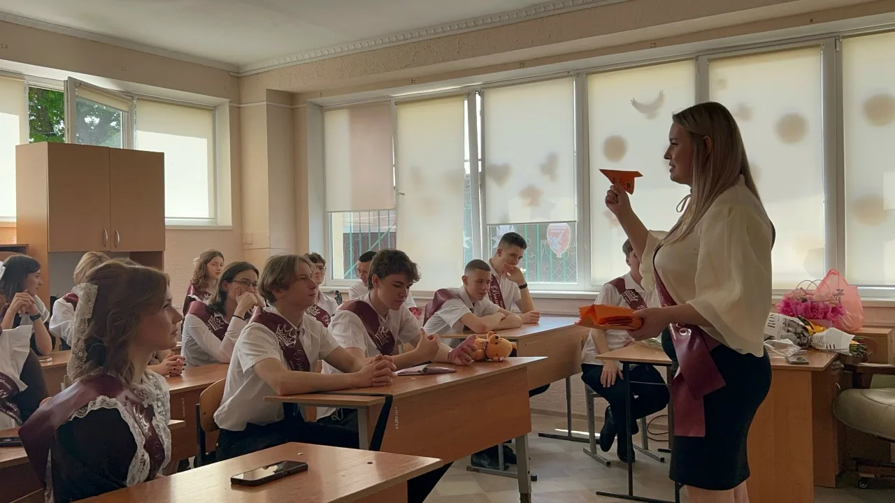 ✨ Акция «Самолётик будущего»: трогательный момент прощания с выпускниками! ✨