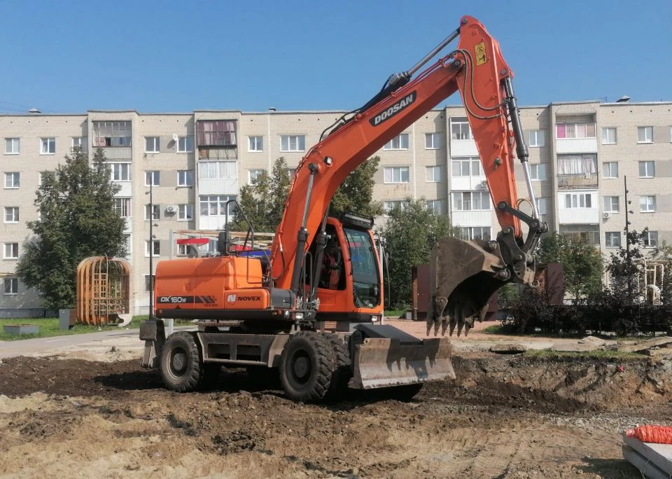 Аллея по улице Тевосяна. Сегодня подрядчик начал обратную засыпку канала, в который уло...