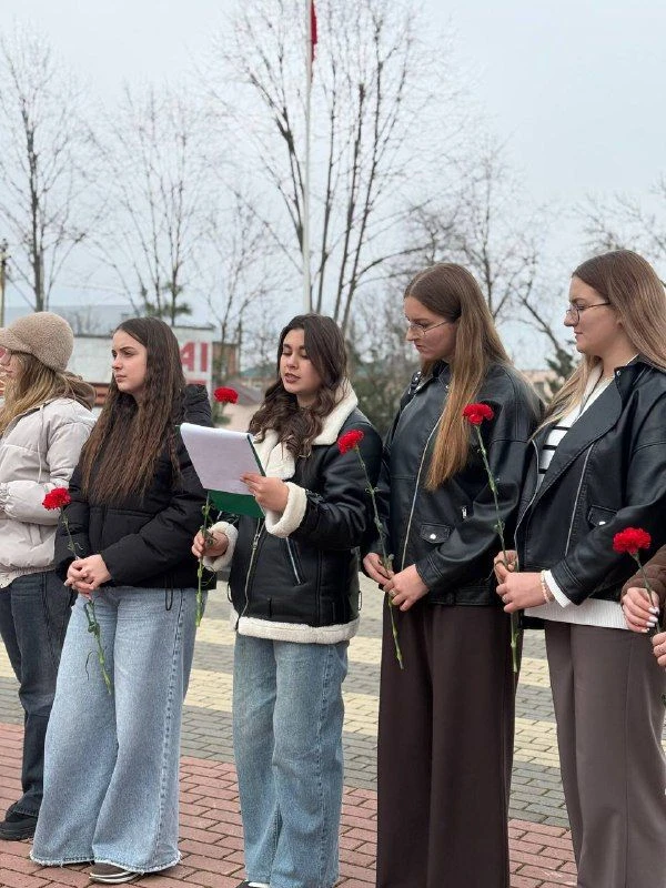 Связь поколений: будущие медики возложили цветы в честь 83-летия освобождения района 🕊...