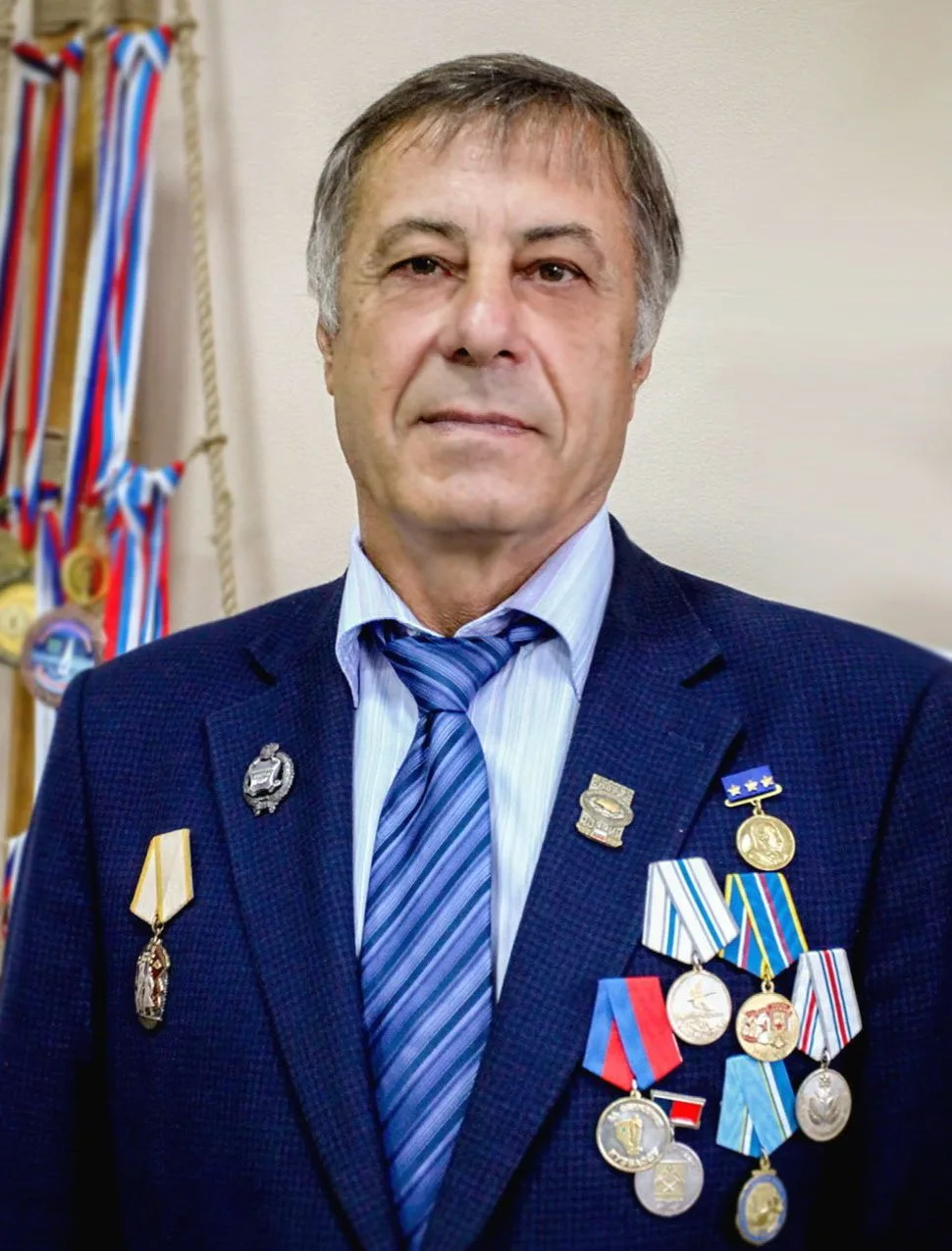 ⚡️Знакомимся с педагогом дополнительного образования Владиславом Ухманом. Он руководит ...