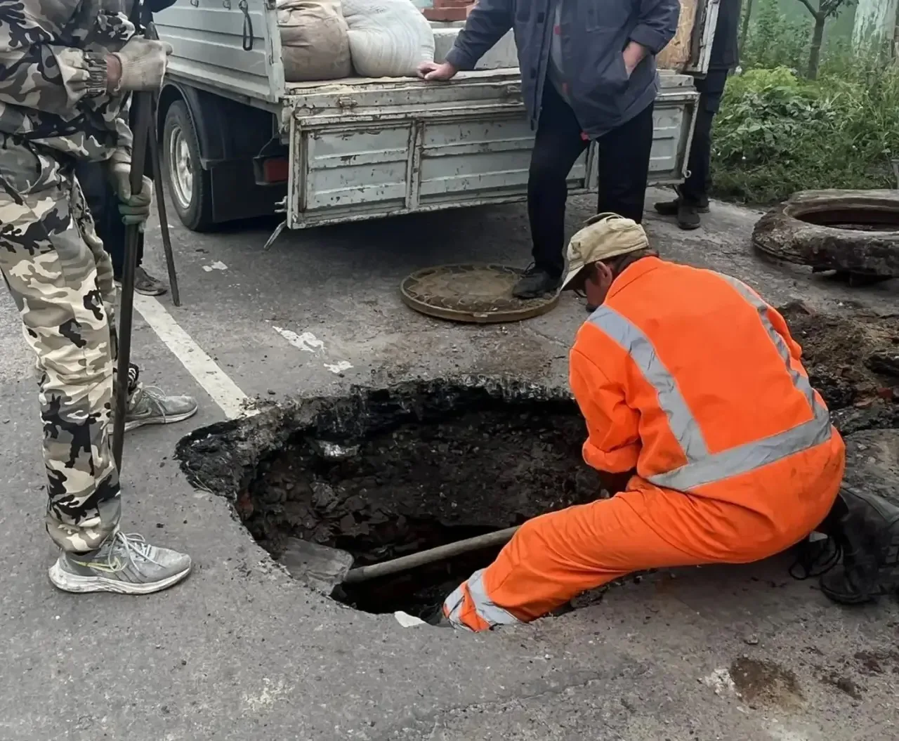 Сегодня сотрудники МБУ «Городское ЖКХ» (Водоканал) провели ремонт колодца на ул. Коммун...