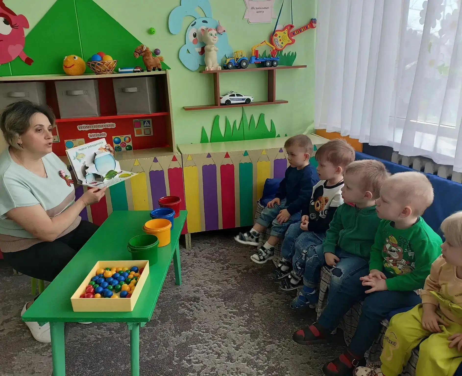 🐟 В группе раннего возраста «Солнышко» малыши учились сравнивать аквариумы по величине!