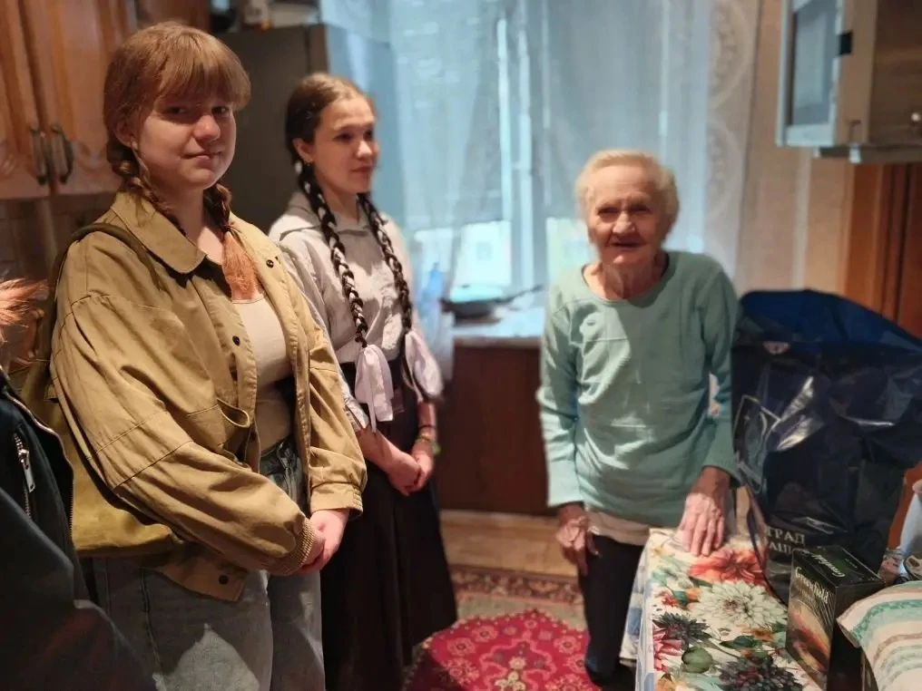 8 мая ученики 11А класса поздравили с 81-ой годовщиной Великой Победы ветеранов Константинову Екатер