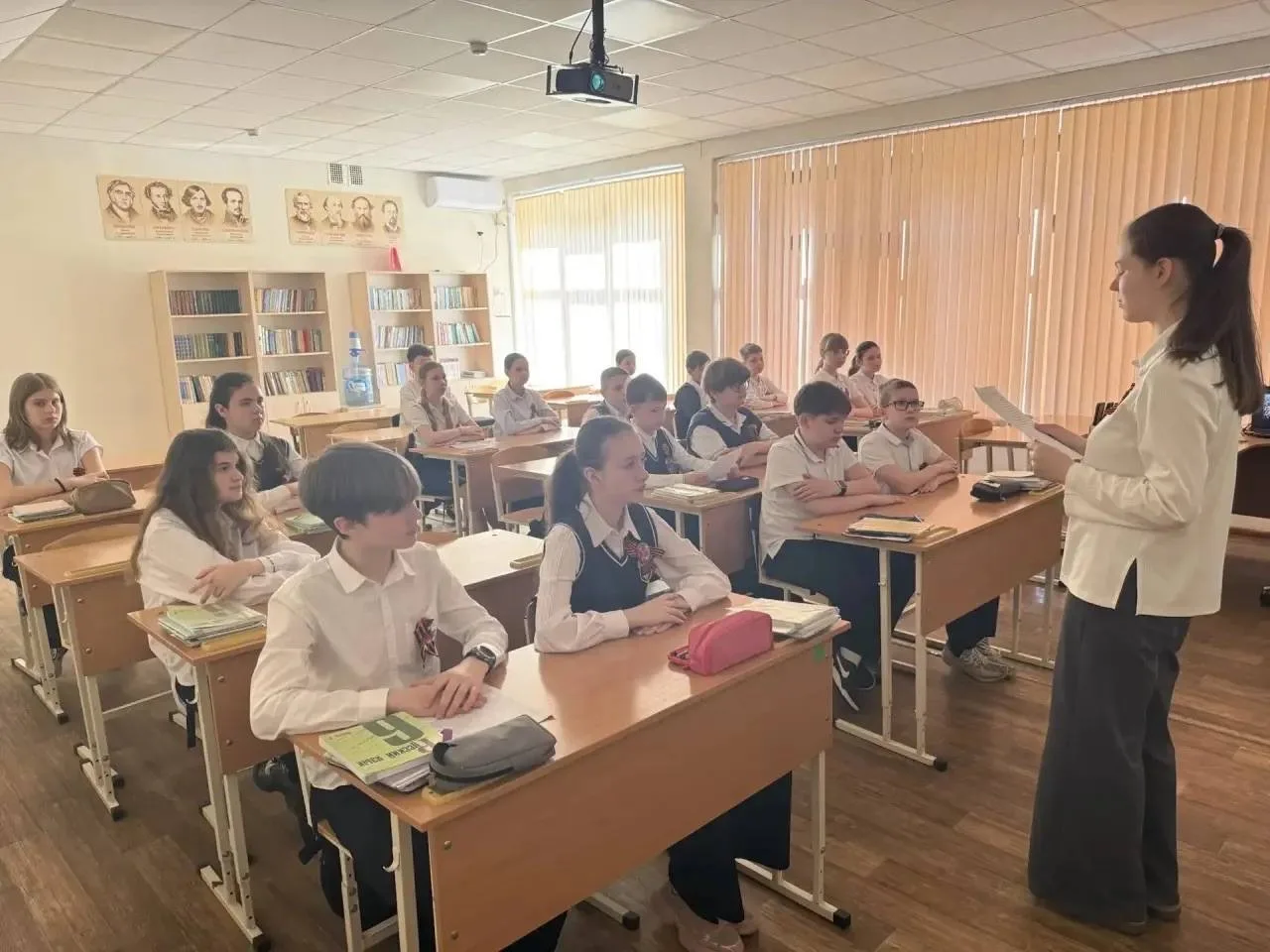Сегодня в 6 "А" и 7 "А"  классах прошел классный час, посвященный 9 Мая. 🕊️  Мы говорили о том, что 