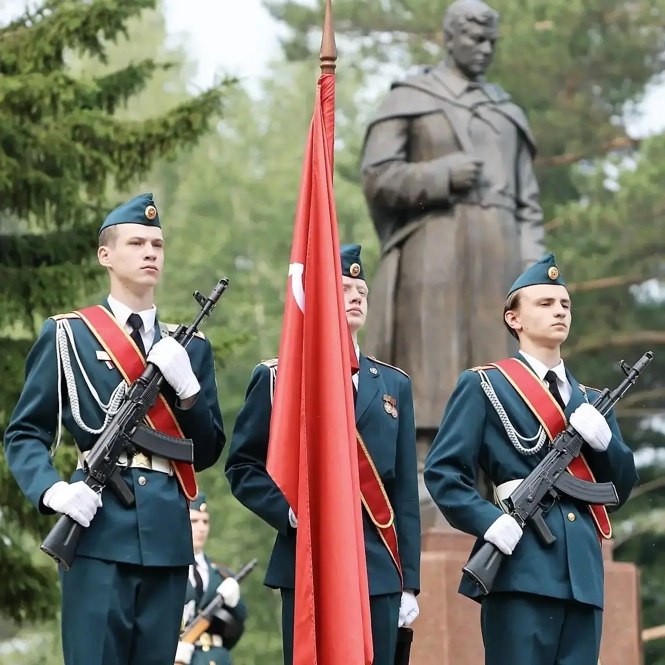 🇷🇺⭐ Сегодня юнармейцы Штаба «Пост №1» Дворца творчества детей и молодёжи приняли участие в особой 