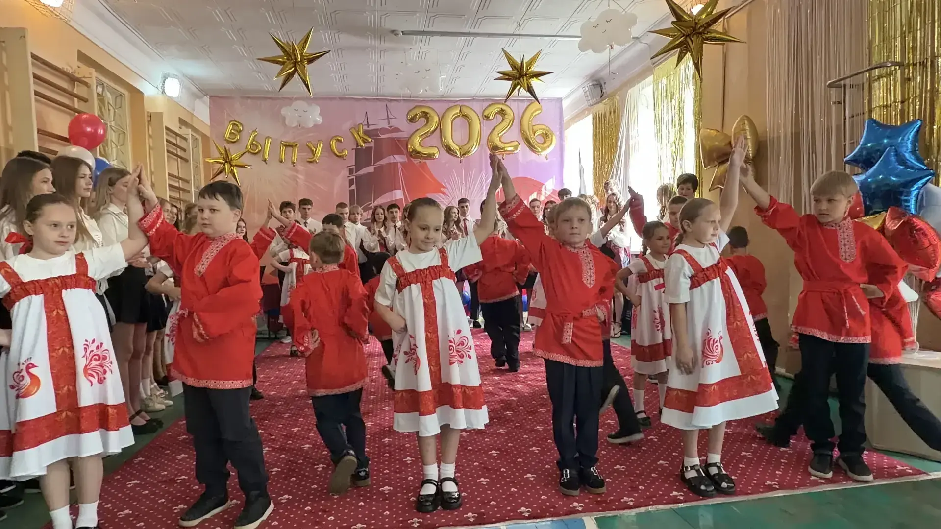 🥳 Макеевка отметила Последний звонок: трогательное прощание и яркое начало!  ✨ 26 мая 2026 года, в Г