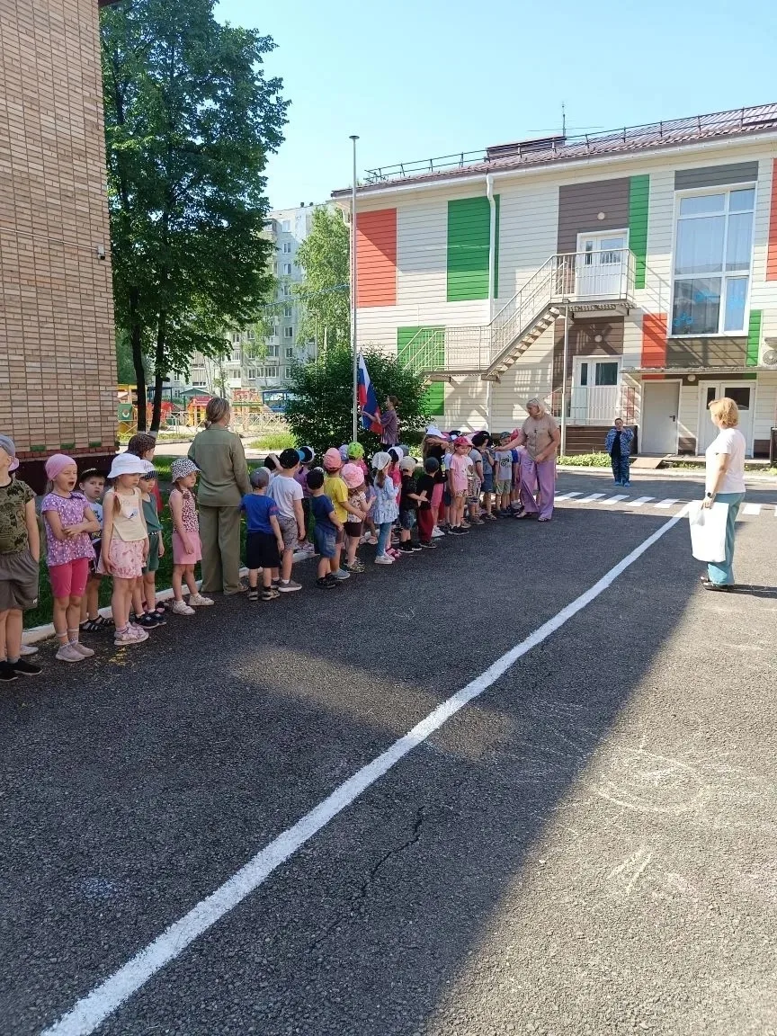 🏳️ Еженедельное поднятие флага — добрая традиция по понедельникам!

🇷🇺Сегодня церемония прошла ос