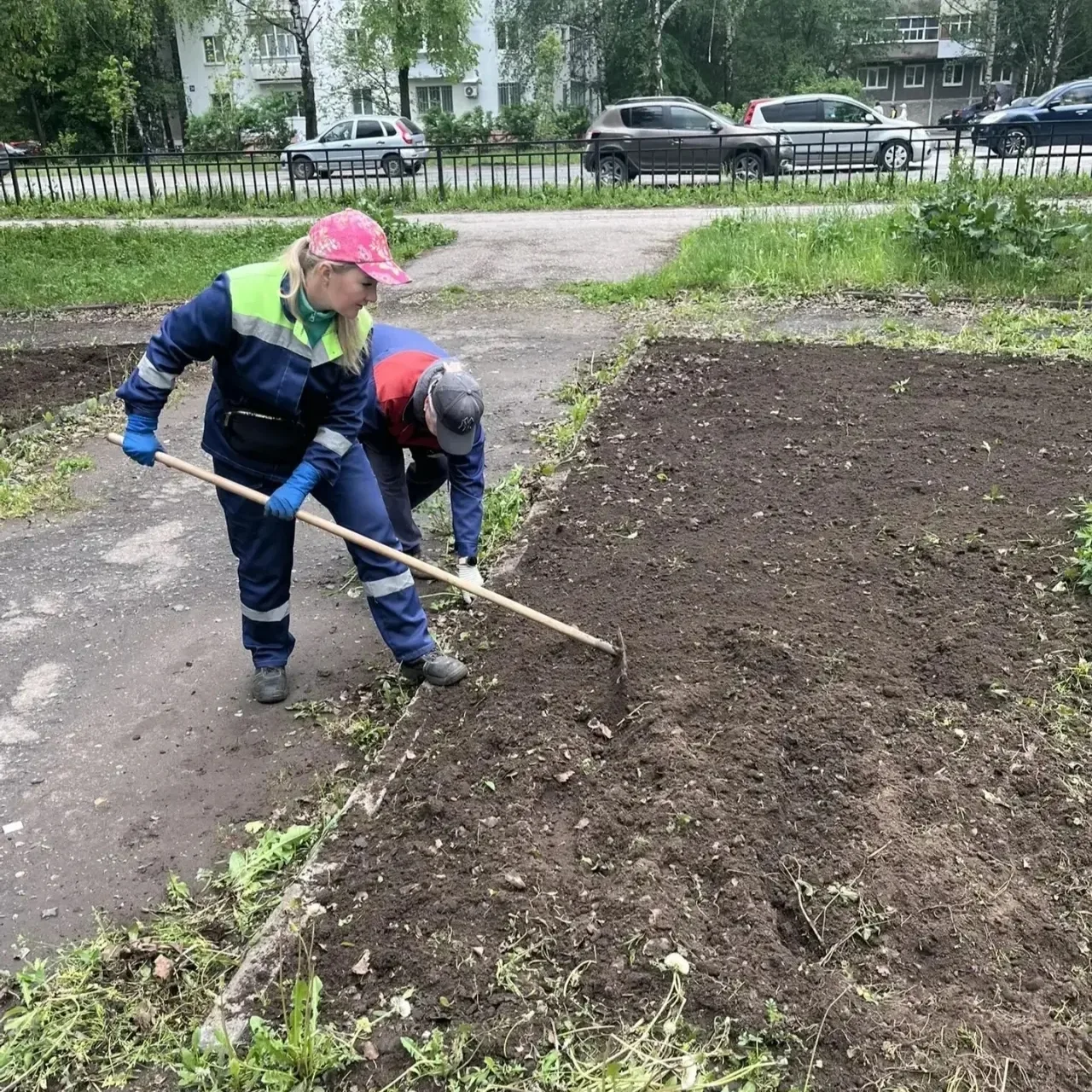 Хмурое утро и лужи? Не беда!  У нас есть чем вас подбодрить. Бригада озеленителей АО «Город» уже вов