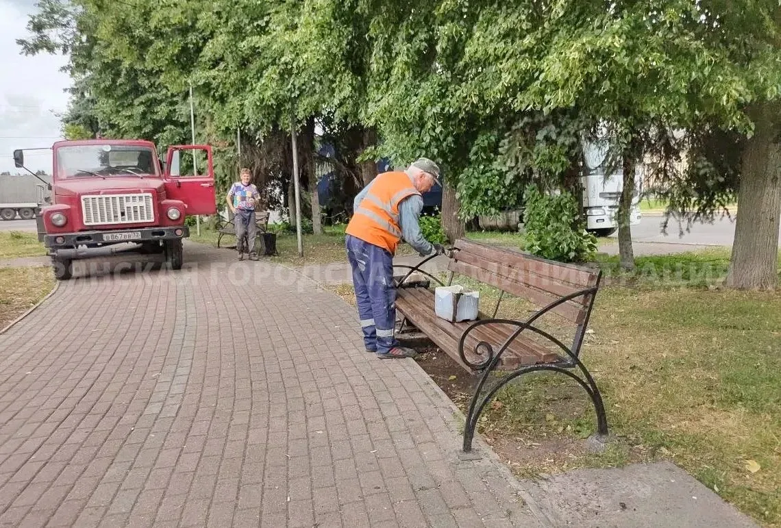 🔷В Брянске дорожные службы приводят город в порядок

В сквере лётчиков красят лавочки, улицы и скве