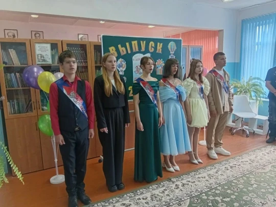 Поздравляем девятиклассников с важным достижением!🎉 Аттестаты вручены!