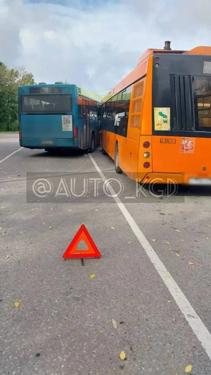 Кольцо автобусов на Северной горе, видимо не определились кто первый должен всех пассаж...