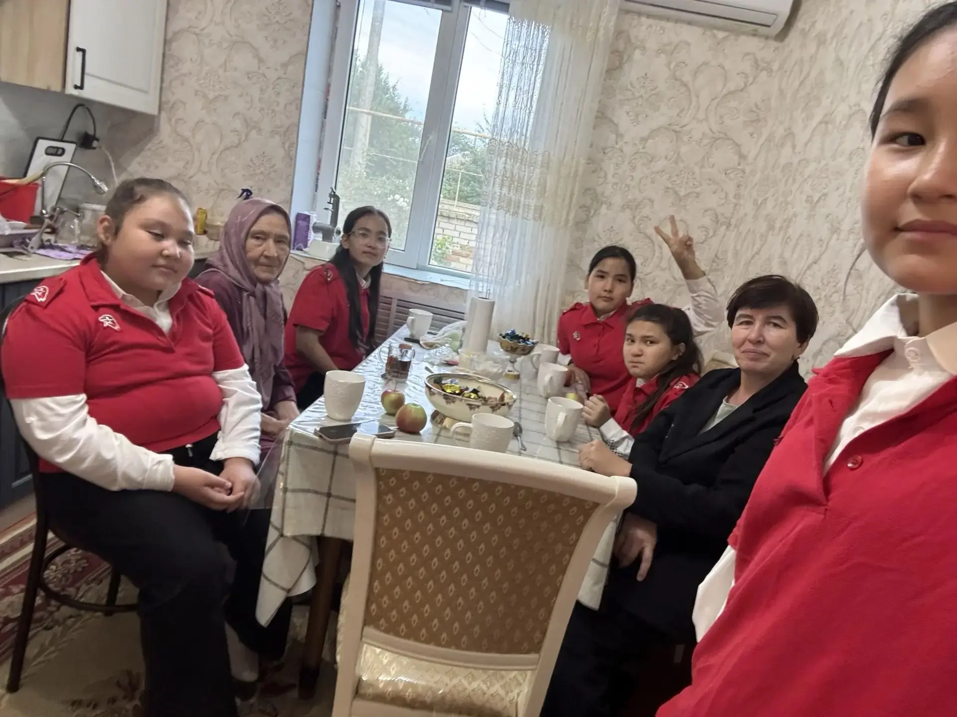Активисты Движения Первых со своими педагогами в день Добра и Мудрости решили накануне ...