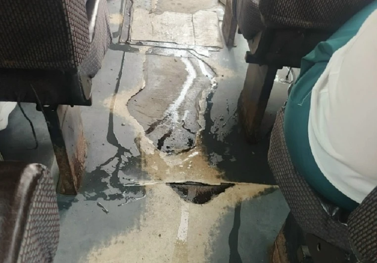 В Заводском районе Саратова пассажиры автобуса № 26 во время дождя увидели, как из пола...