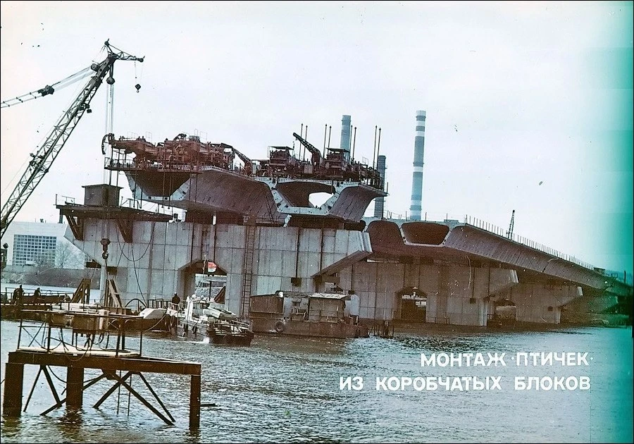 Немного фоток устройства моста в Киеве. Как видно на фото времен строительства, в мосто...