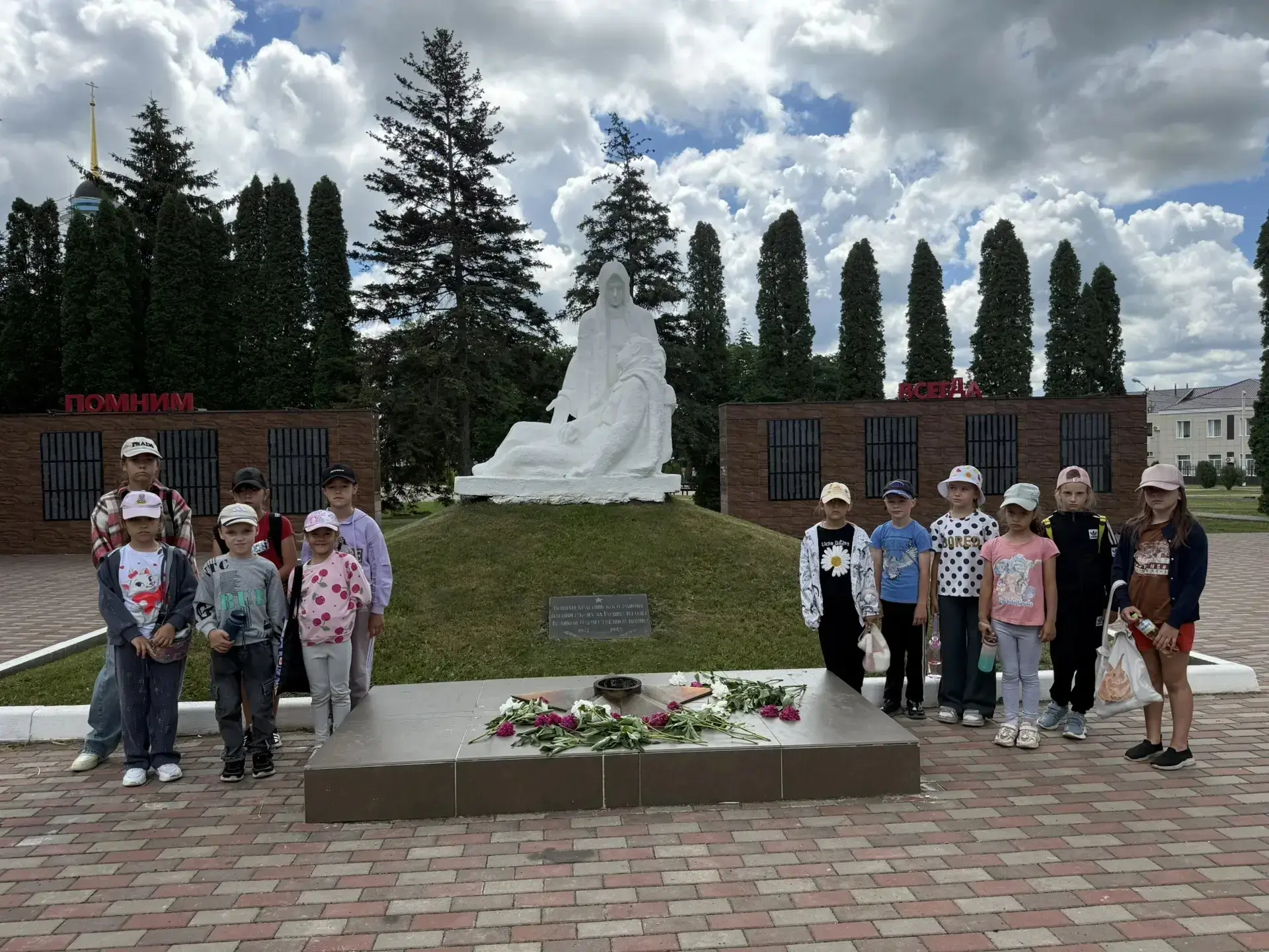 Сегодняшний день в наших летних пришкольных лагерях был особенным. Он прошёл под знаком гордости за 