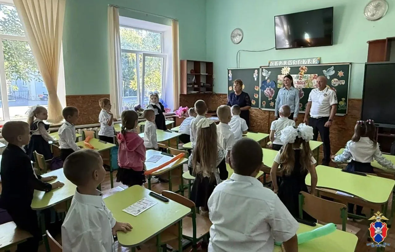 В Каланчакском округе сотрудники Госавтоинспекции провели занятие для первоклассников