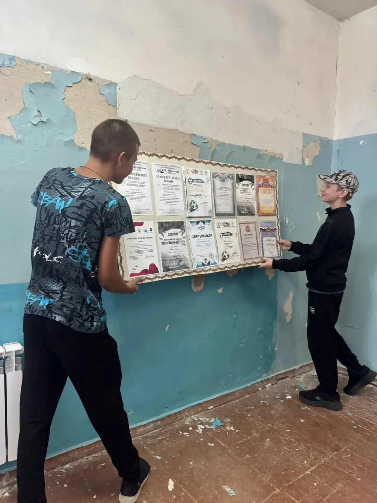 ⚡️ТРУДОВЫЕ БУДНИ

Сегодня в нашей школе кипит работа…
Ребята из бригады «Стрижи» с самого утра облаг