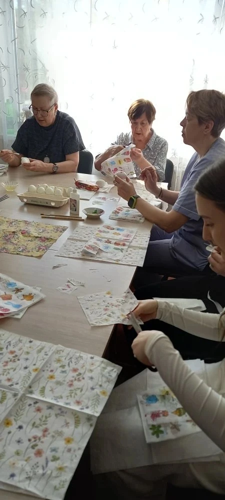 В Псковском доме ветеранов студентка социального факультета ПсковГУ Барановская Алексан...