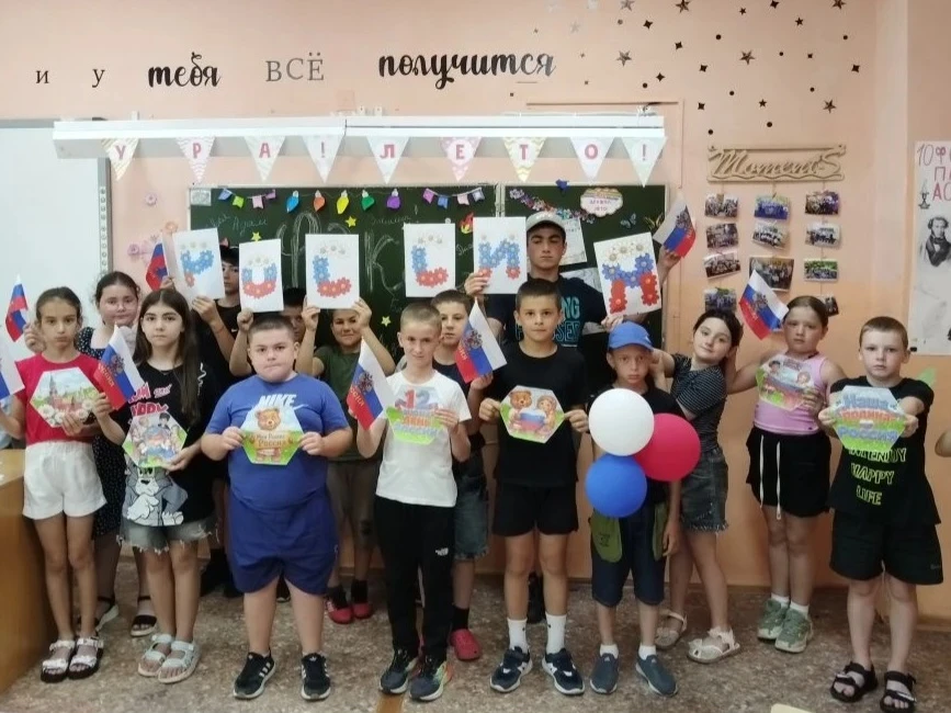 С Днём России! 🇷🇺

Сегодня мы празднуем день нашей Родины. Но что такое Россия? Это не только беск