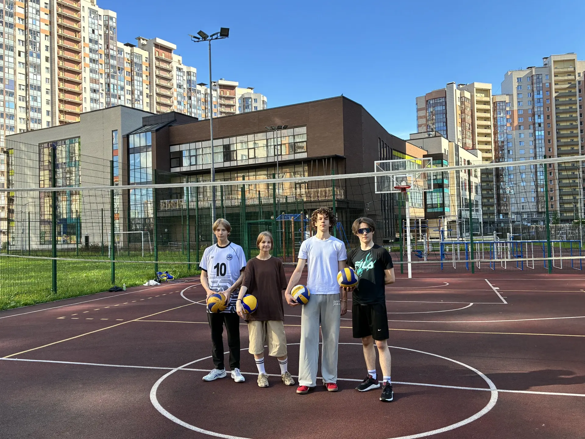 🏐 Стартовали традиционные летние тренировки для всех желающих старшеклассников.