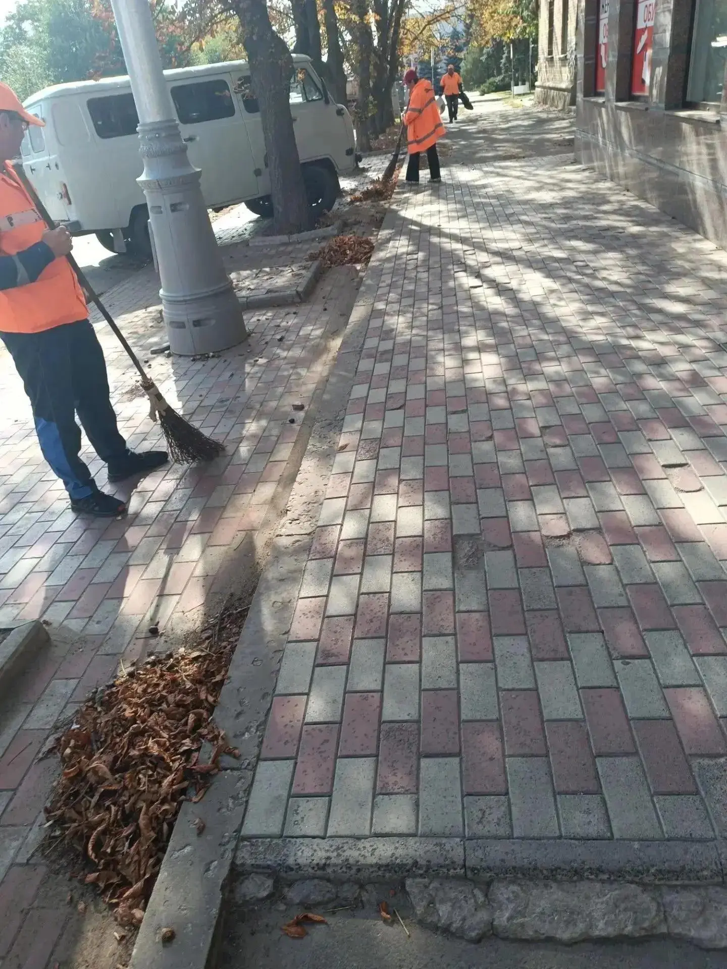 47 тонн смета и 17 километров разметки: будни дорожников Луганска
