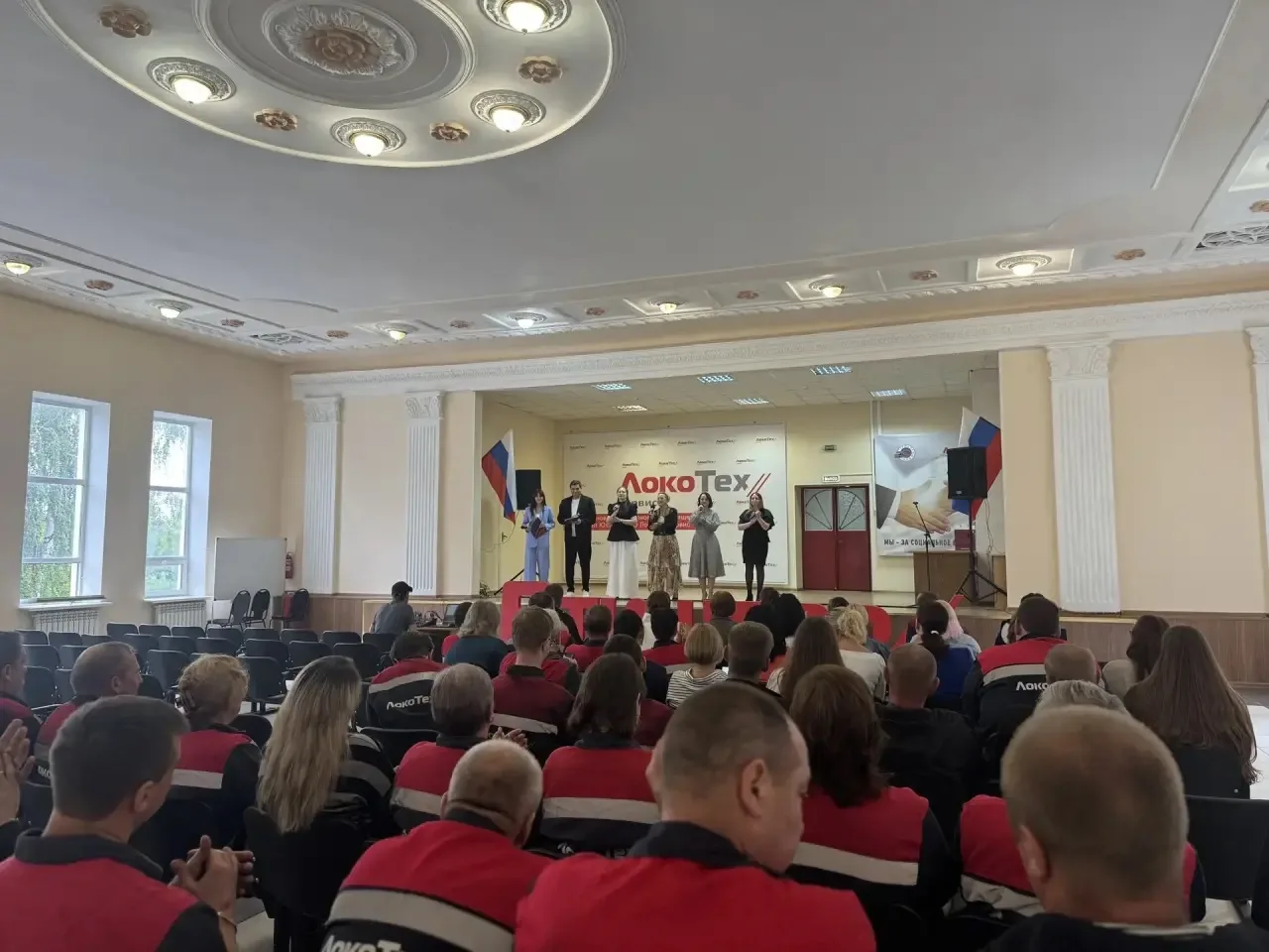 Сегодня творческие работники Городского культурного центра поздравили работников Сервисного локомоти