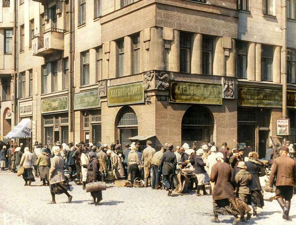 🥖 Уличный НЭПовский рынок у «Хлебопродукта». Ленинград, 1924 год.

На фотографии — угол Греческого 