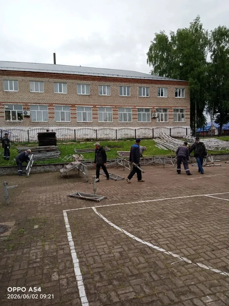 Сборка сцены в районном доме культуры.