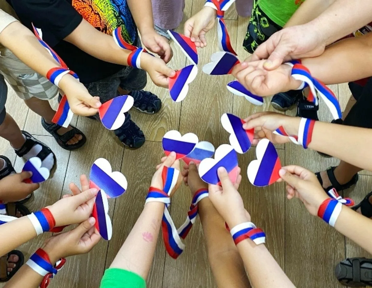 🇷🇺 Патриотический час «Вьётся над Россией флаг её судьбы»
