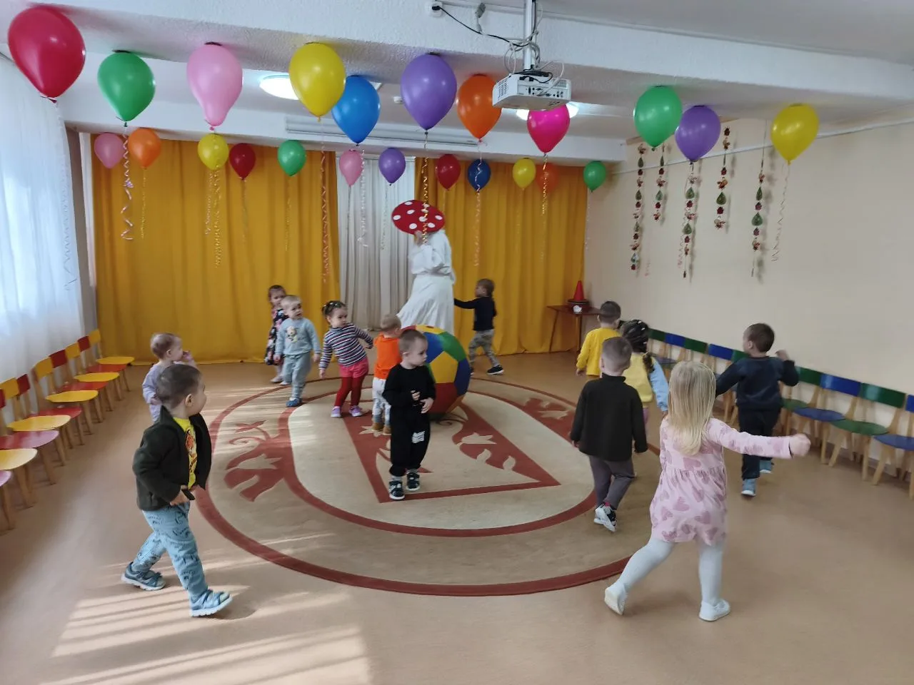 #ГодДошкольногоОбразования #ГДОМурманскаяОбласть
🎉 1 июня — День защиты детей! 🎉
🧒👧👶
Это праздн