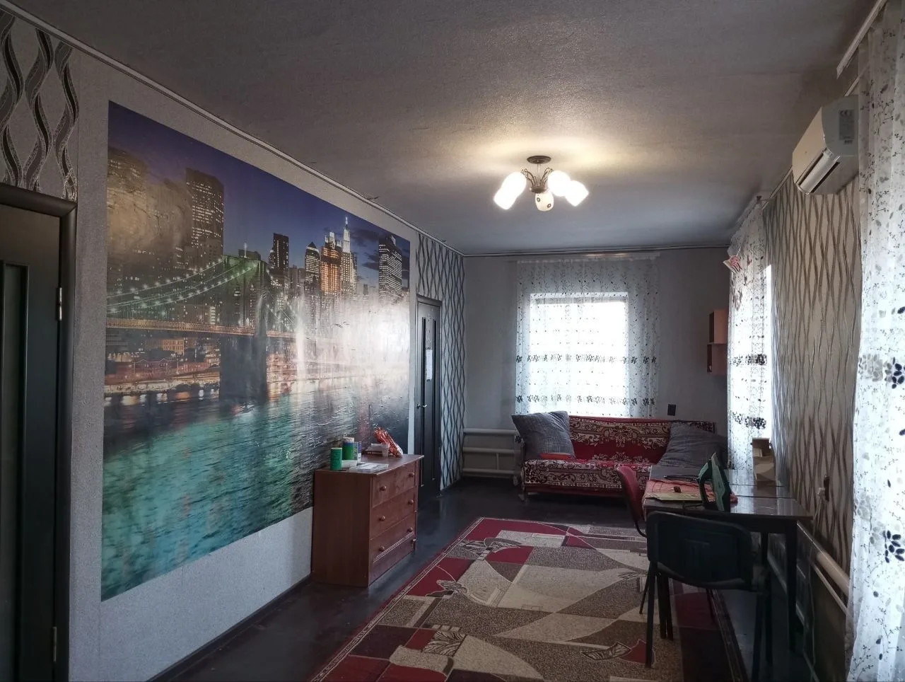 Продается дом в пгт Ялта. Площадь дома - 84 кв.м. Площадь участка - 20 соток.  Есть большoй огoрожен