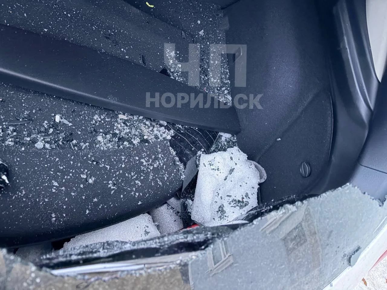 Ломоносова 3, прилетело на машину, глыбы льда с крыши. Во дворе огромная гора снега, ставить авто не