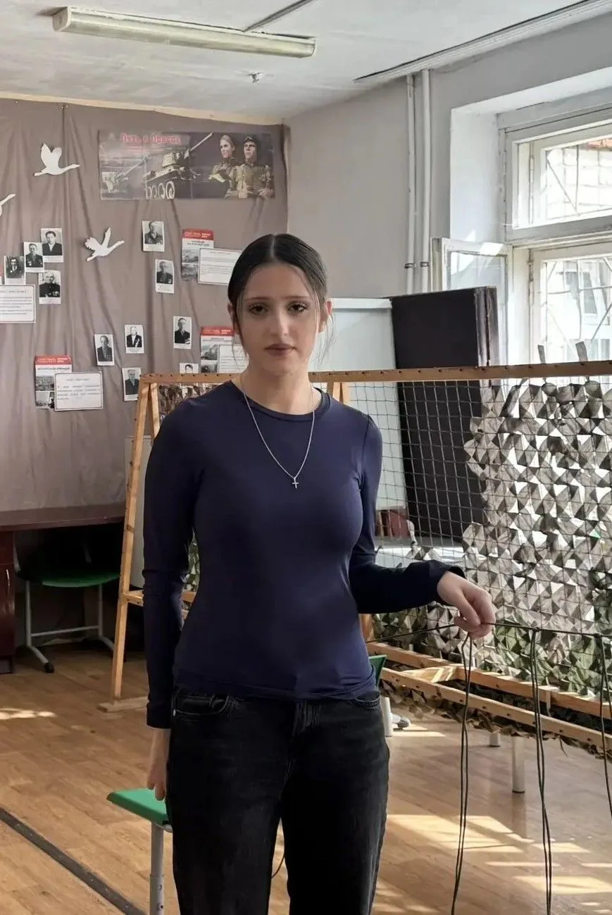 Ученица 10 класса Милена Агджоян освоила технику изготовления антидроновых штор. Вместе с ребятами 9