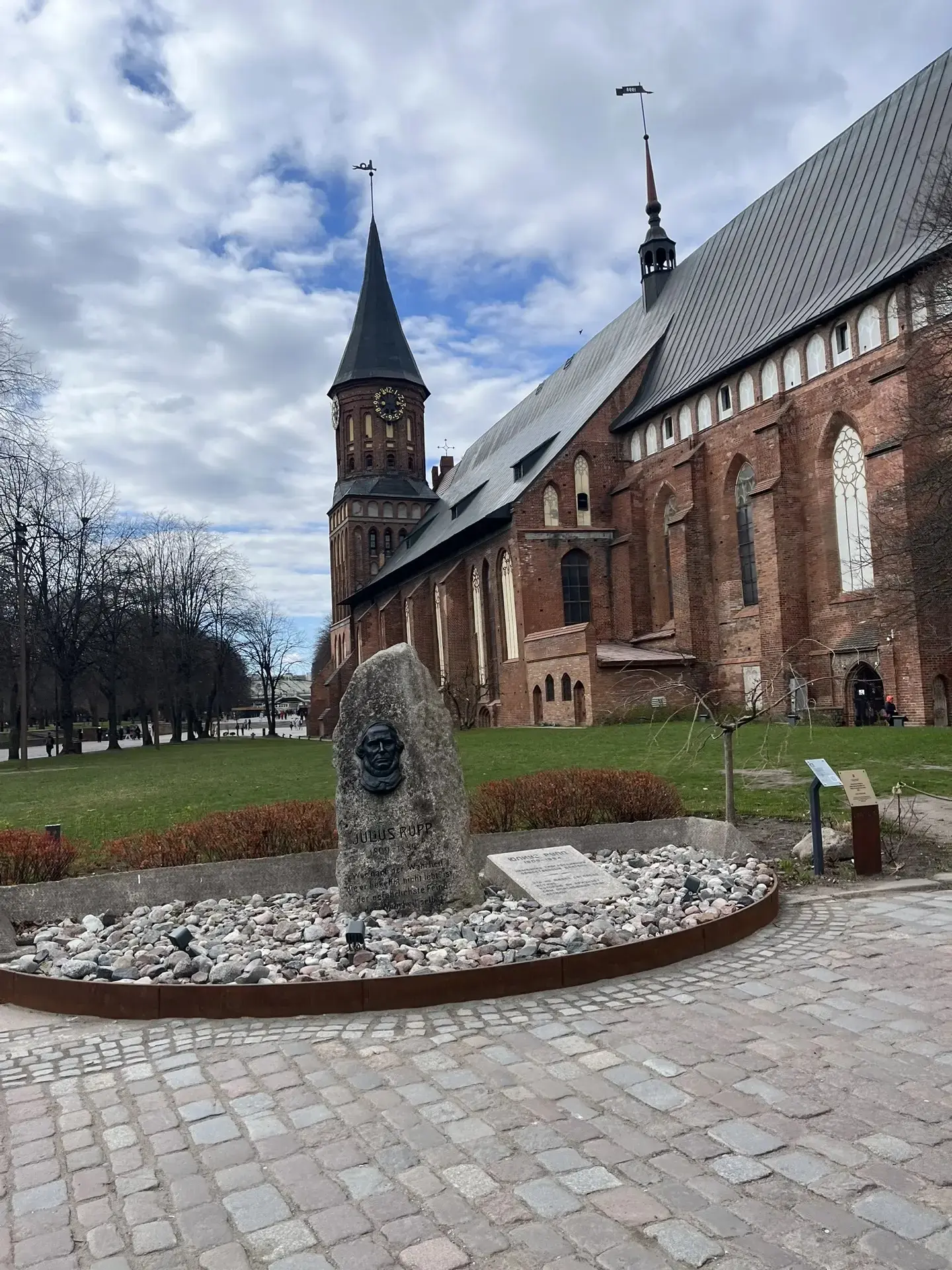 На каникулах ученики нашей школы отправился в долгожданную поездку в Калининград — город с необычной