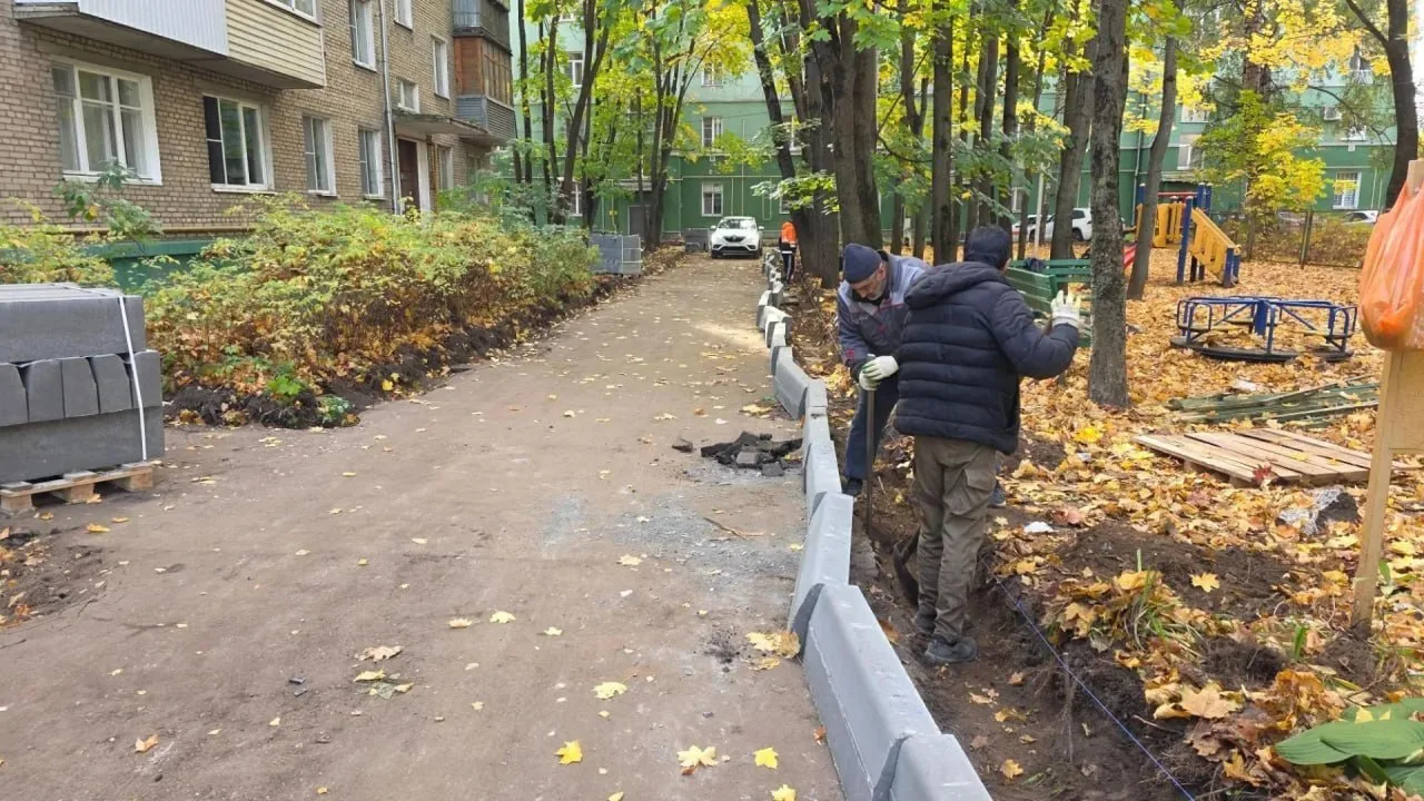 В посёлке Томилино на улице Гаршина, возле дома № 20, начались работы по комплексному б...