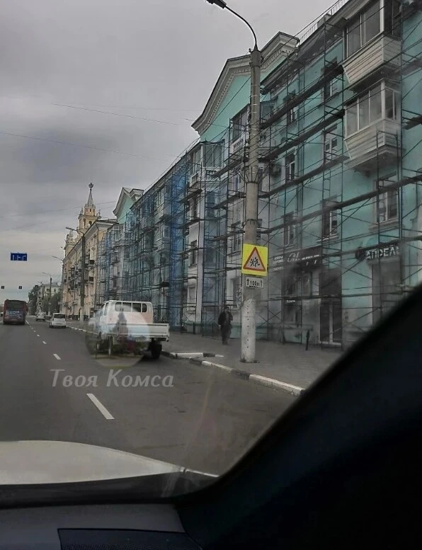 Фасады домов в центре обрастают строительными лесами.  Город на время меняет свой облик, что-бы вско