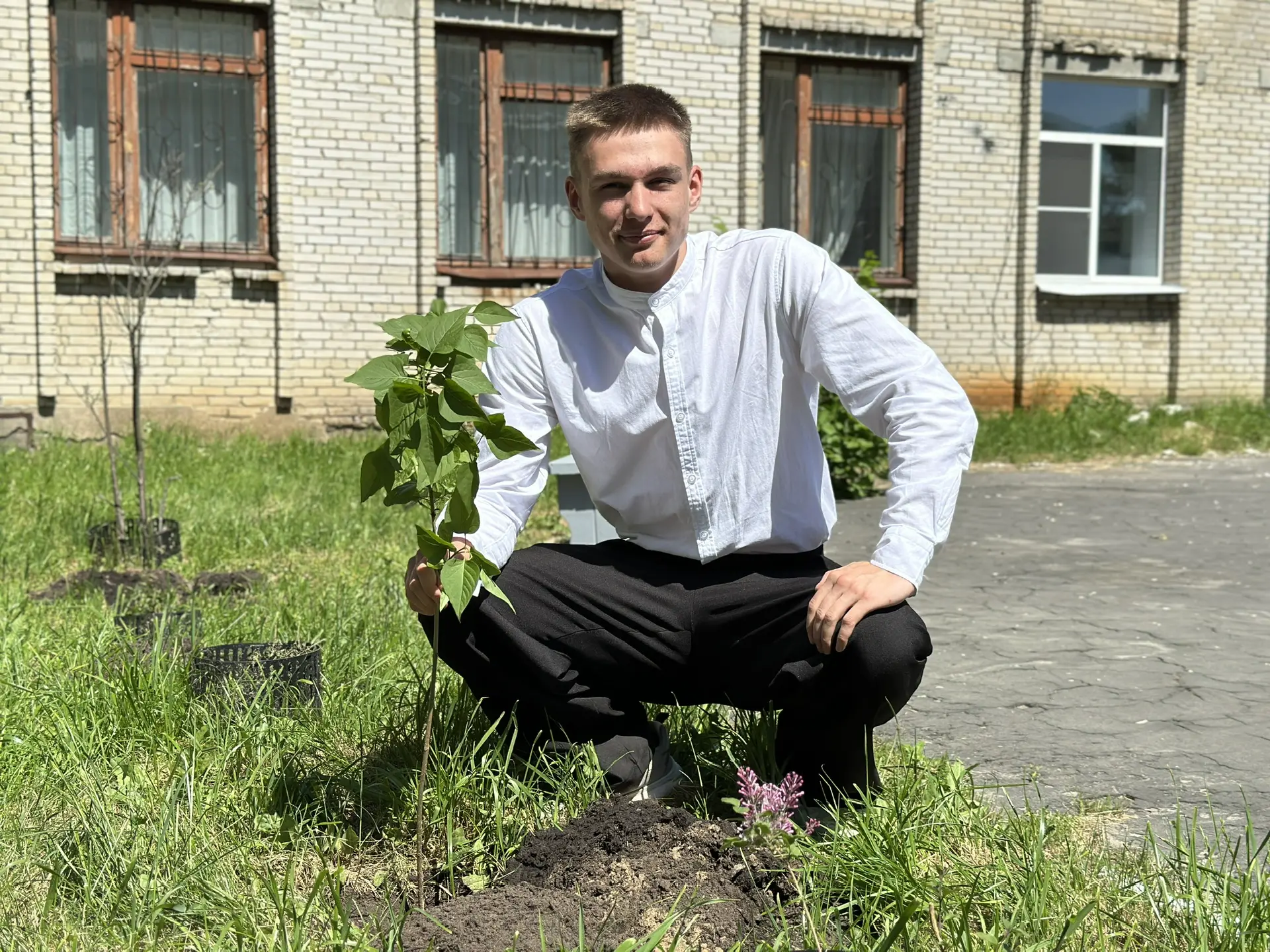 🌷 АЛЛЕЯ ВЫПУСКНИКОВ 🌿  22 мая  выпускники 11 «А» класса сделали замечательный подарок нашей школе— п