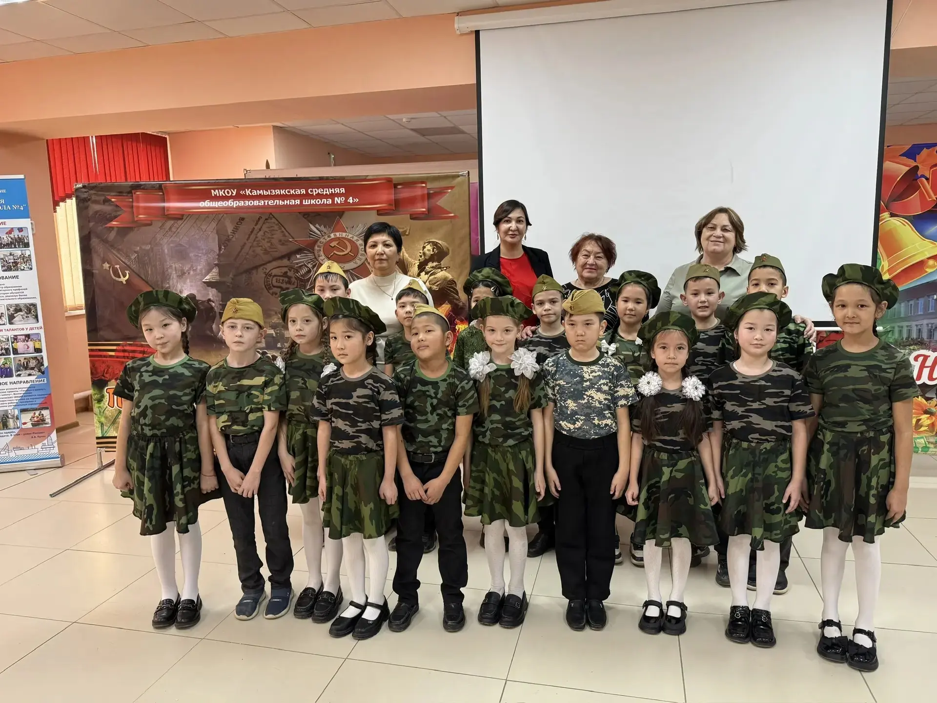 Первый  день конкурса «Военно- патриотической песни»   В нашей школе начался замечательный конкурс «